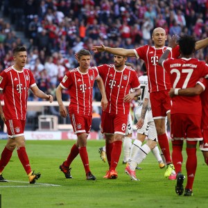  拜仁慕尼黑主场大胜，稳居德甲榜首位置  