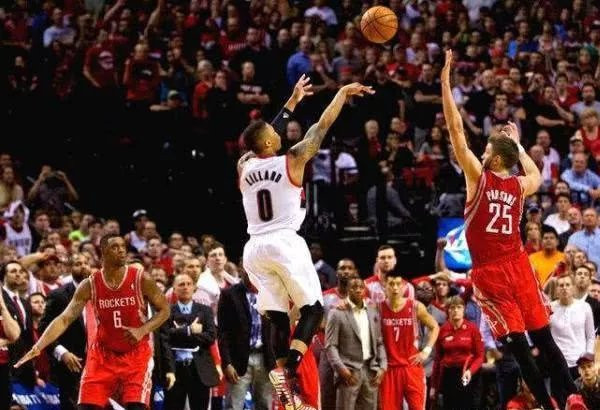  利拉德超远三分压哨绝杀鹈鹕展神技